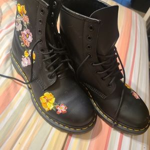 Dr. Martens boots vonda floral size 10